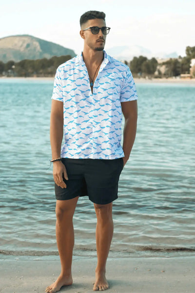 Tener una camisa hawaiana de ballena de un tiempo