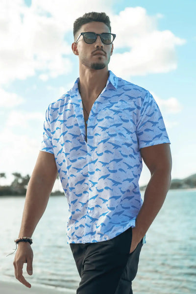 Tener una camisa hawaiana de ballena de un tiempo