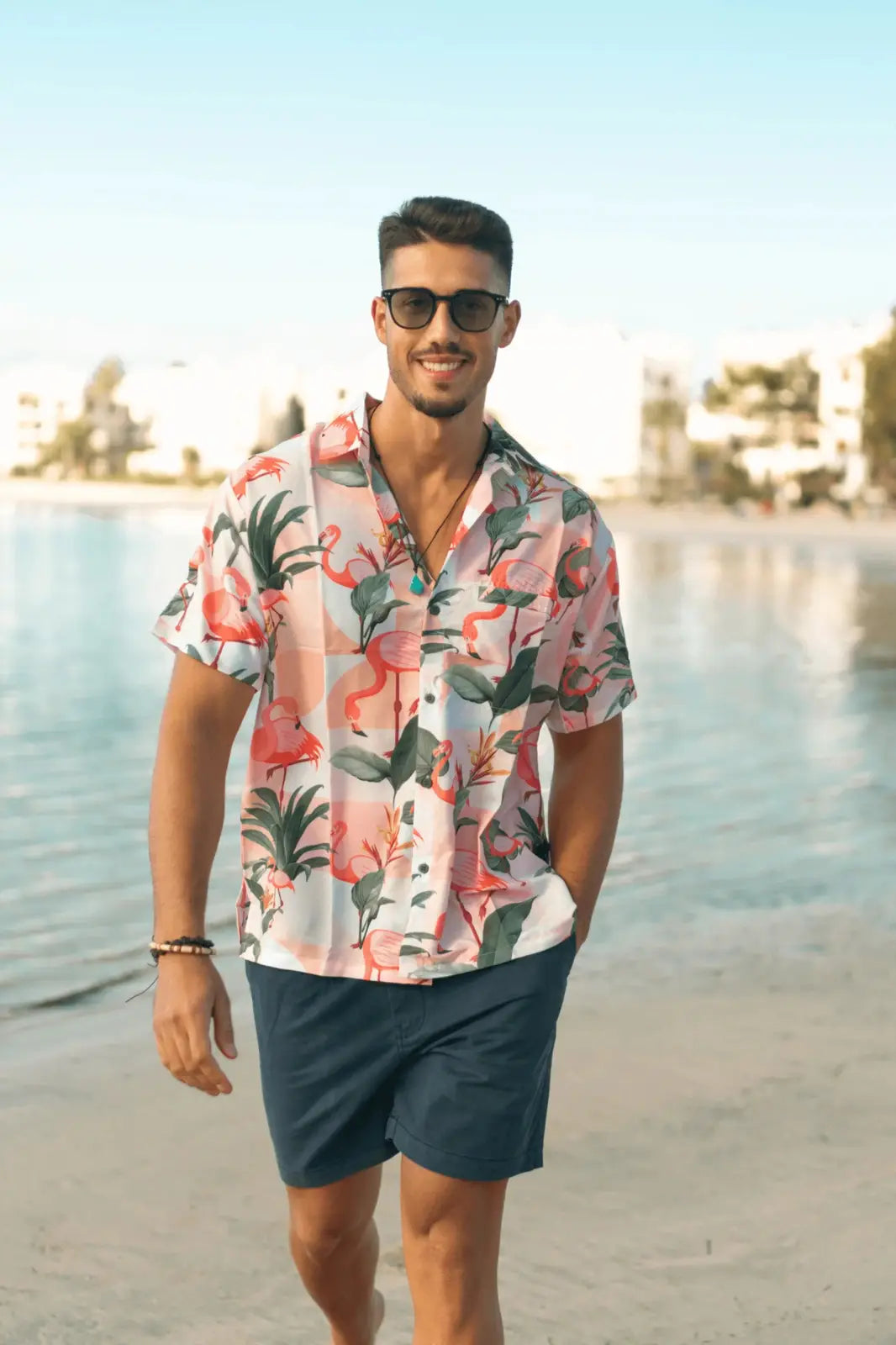 Te ves llamativa camisa hawaiana