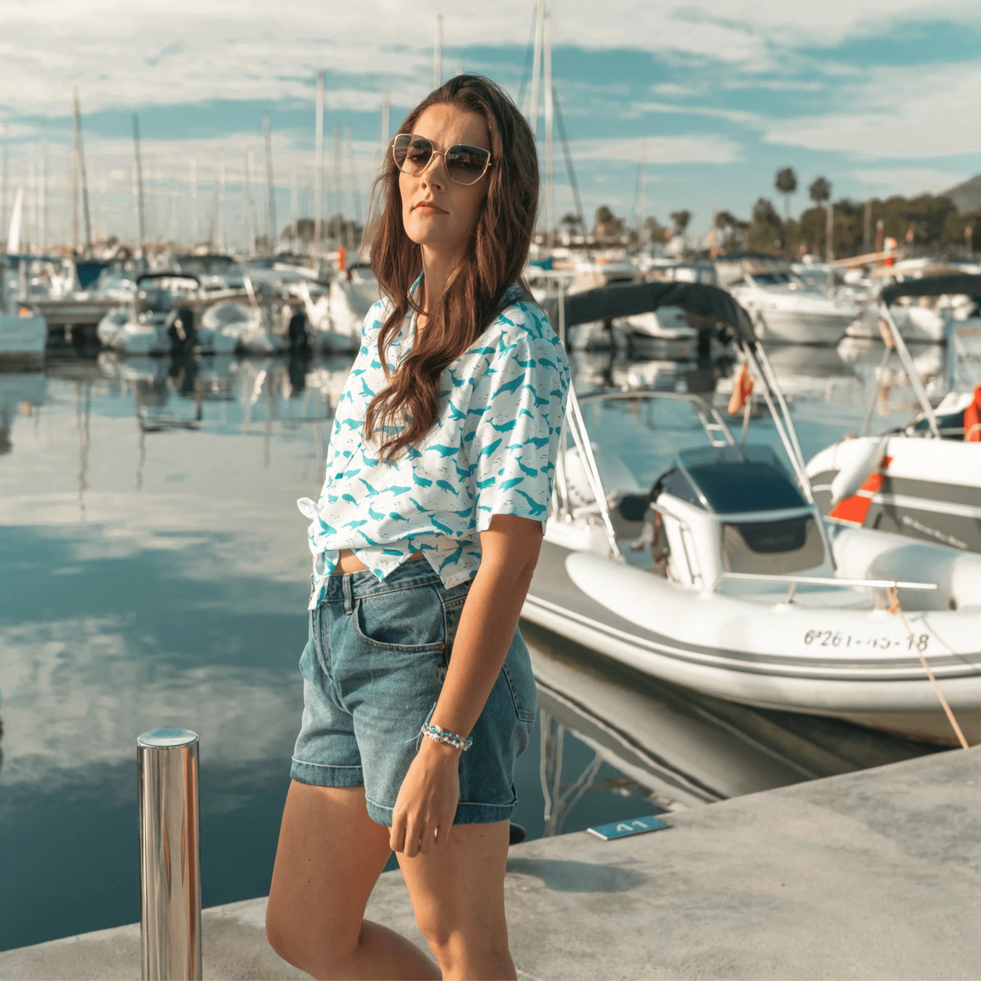 Tener una camisa hawaiana de ballena de un tiempo