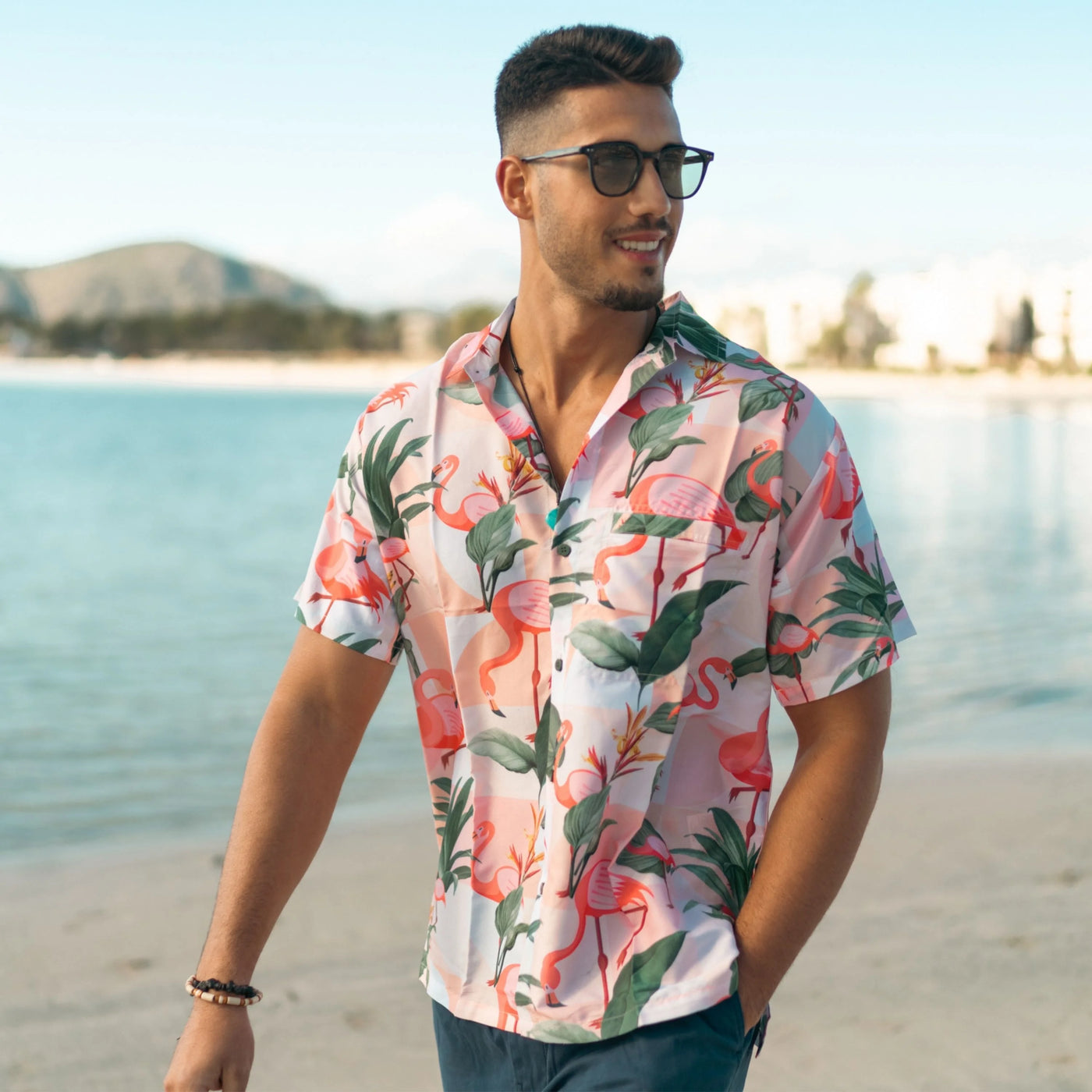 Te ves llamativa camisa hawaiana