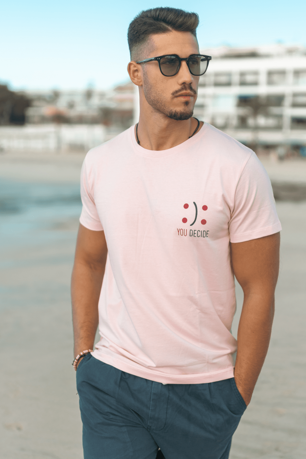 T-Shirt „Gehen auf rosa Wolken“.