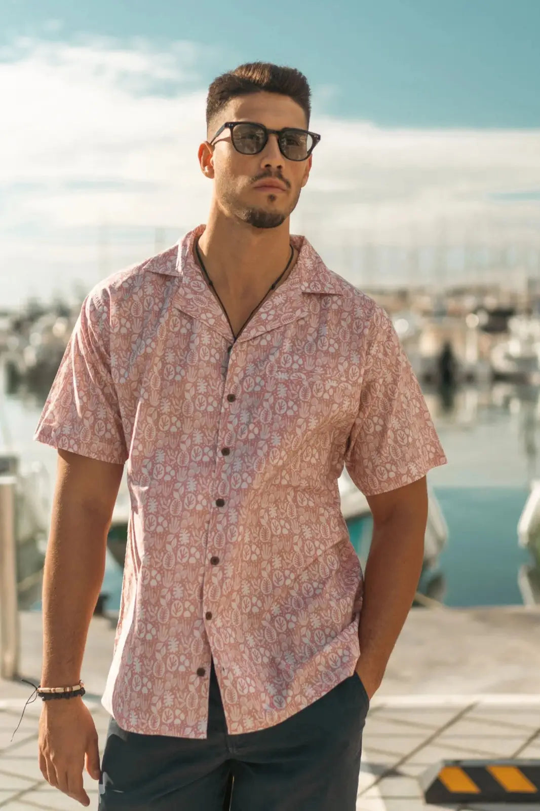 Rosa Sand, leuchtendes Strandshirt