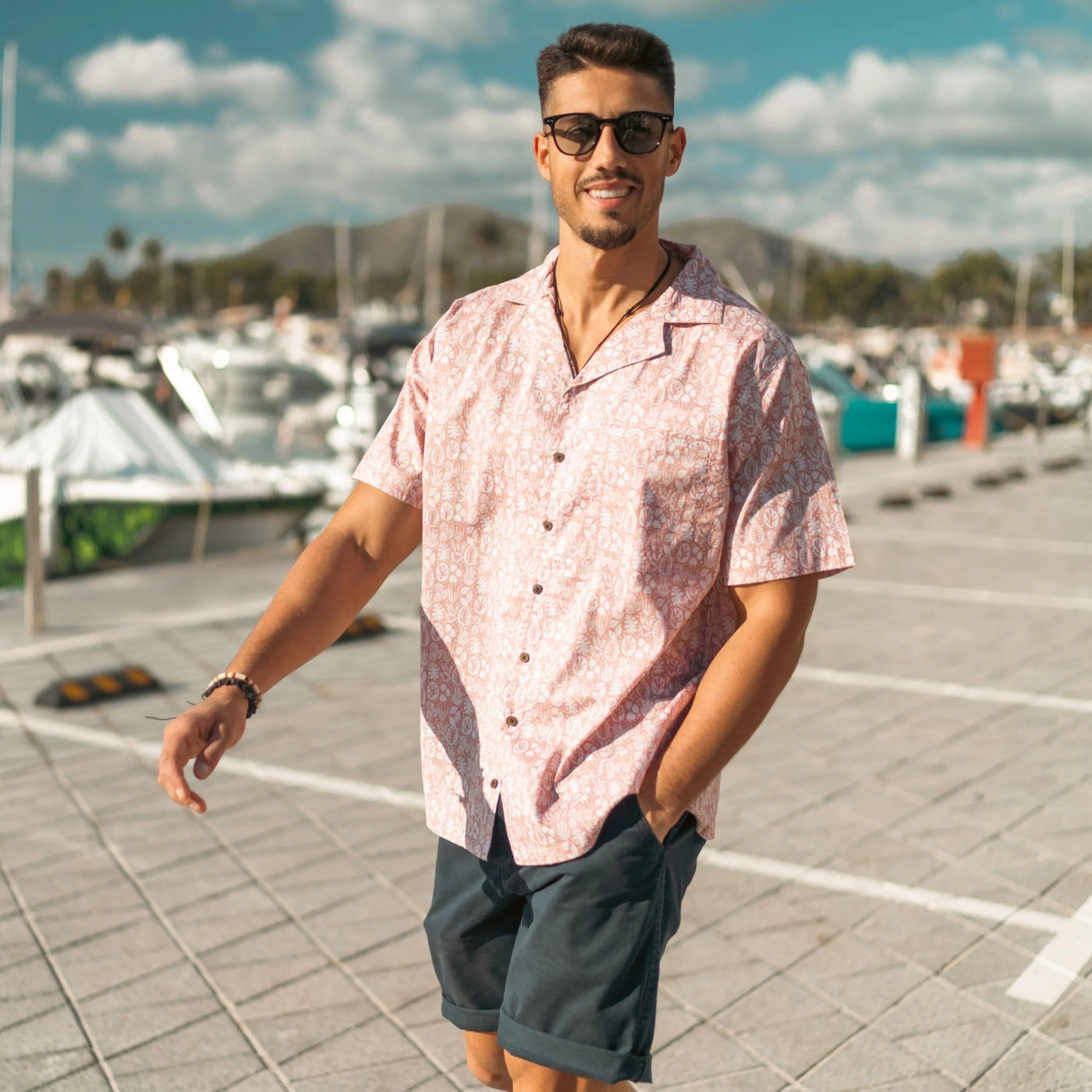 Arena rosa, camiseta de playa resplandeciente