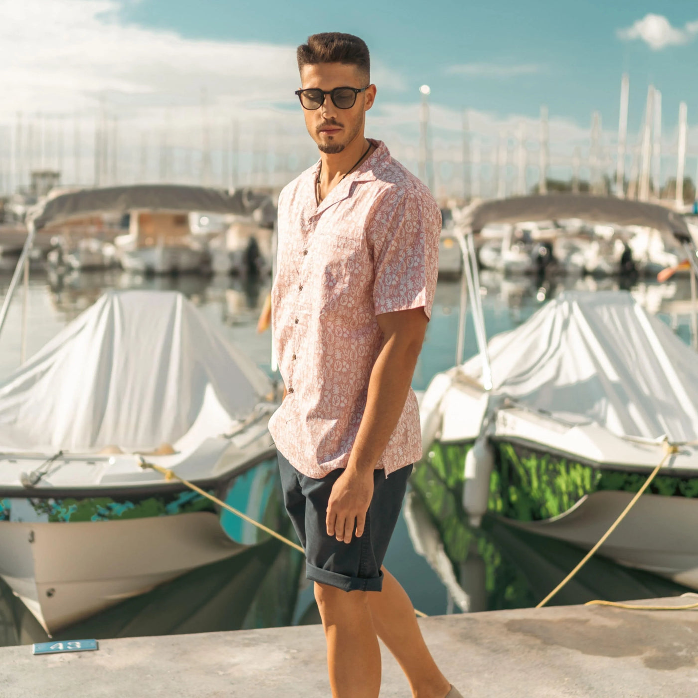 Rosa Sand, leuchtendes Strandshirt