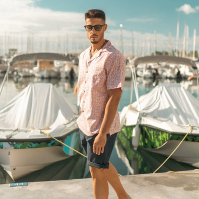 Arena rosa, camiseta de playa resplandeciente