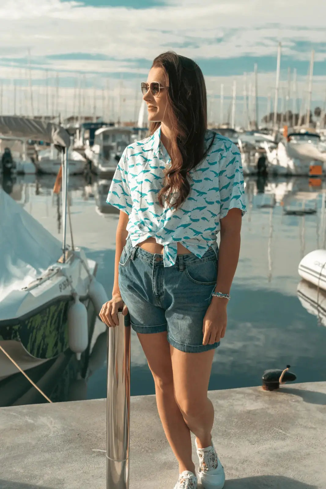 Tener una camisa hawaiana de ballena de un tiempo