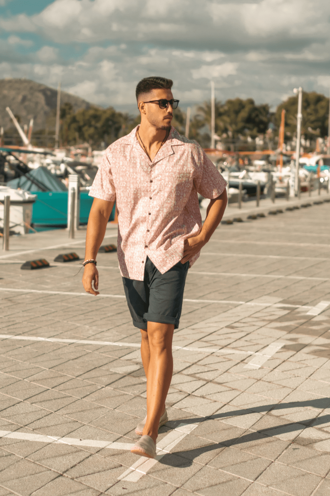 Rosa Sand, leuchtendes Strandshirt