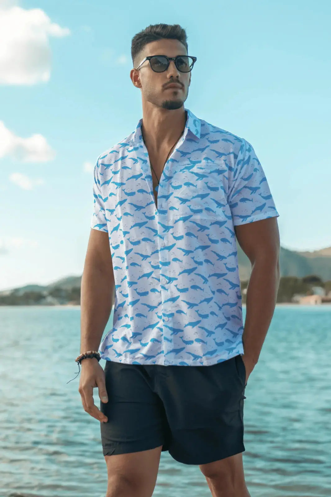 Tener una camisa hawaiana de ballena de un tiempo