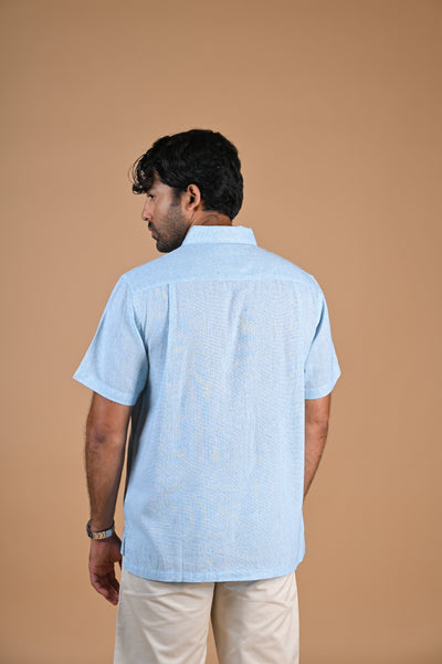 Elevate your summer wardrobe with this elegant and relaxed striped shirt - Get yours now!