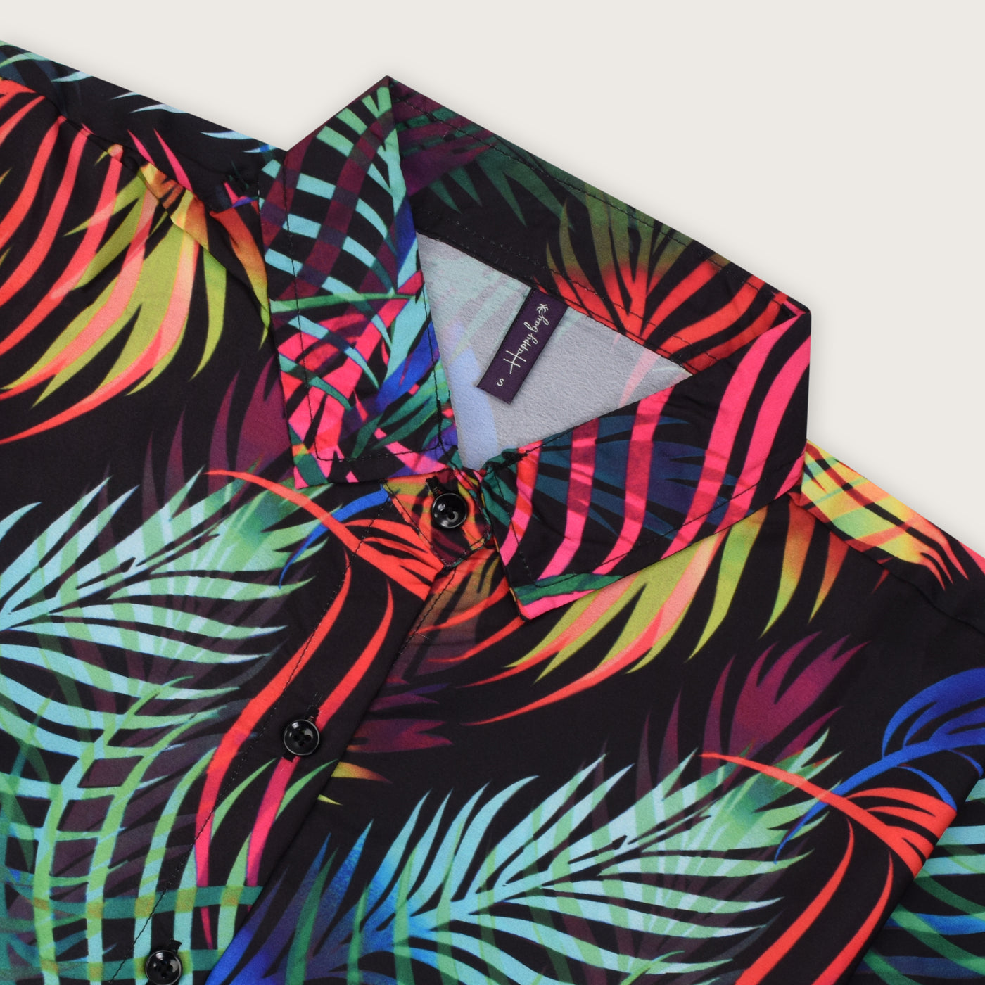 Stay bold and confident with this chic and lightweight Hawaiian shirt - Buy now!