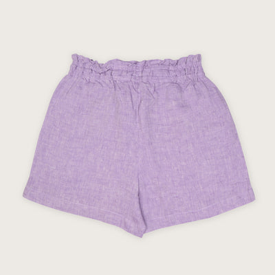 Reines Leinen in lavendelfarbenen Shorts
