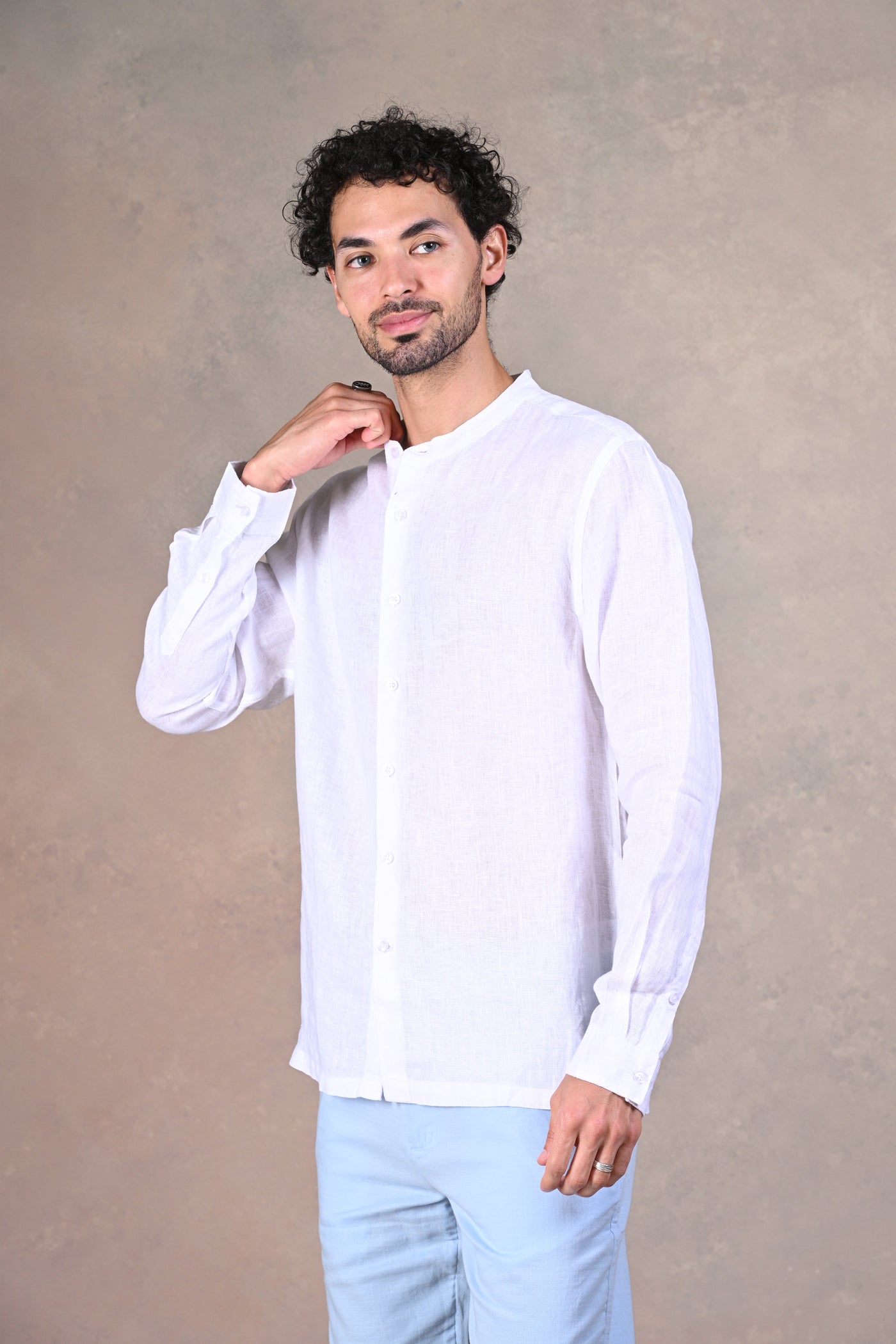 Happy Bay Classic White Shirt A pure white shirt for every occasion. Shop now!
