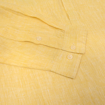 Hemd aus reinem Leinen. Hemd aus reinem Leinen in sanftem Gelb
